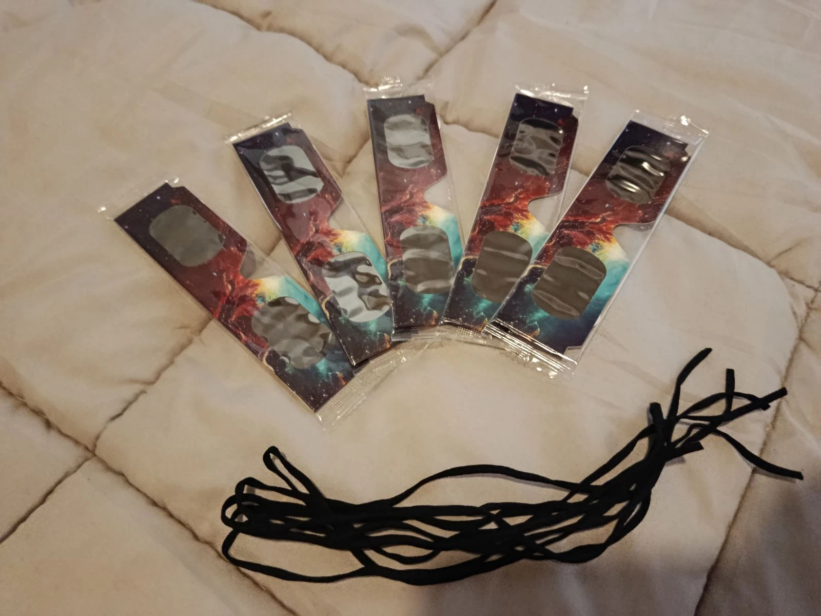 L'ÉCLIPSE ARRIVE VITE 🌒 , ☺️ NEUVES , lot de 5 paires de lunettes pour éclipse !